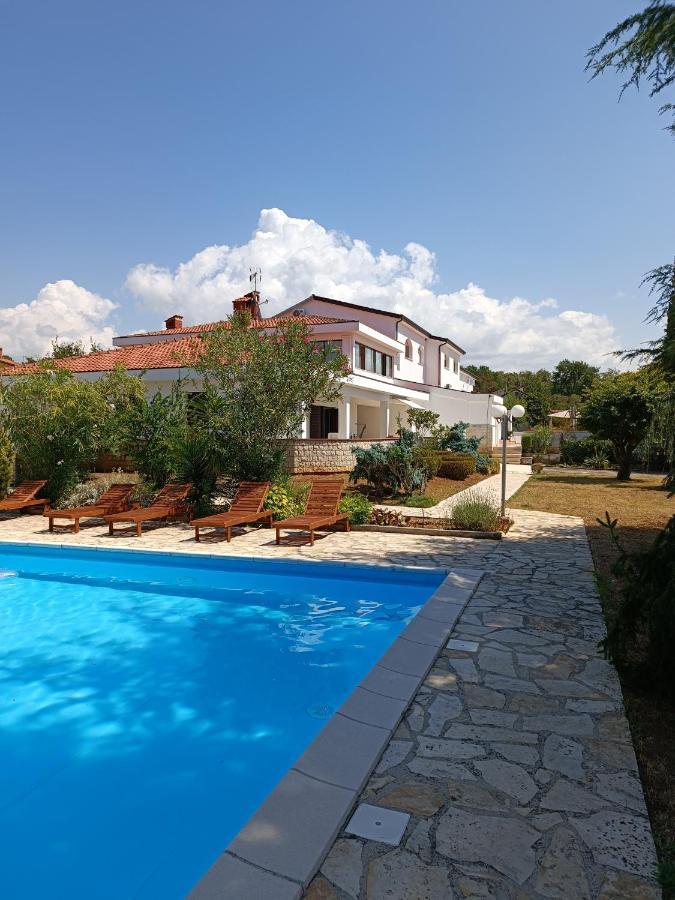 Hotel Holiday Buici  Buitenkant foto