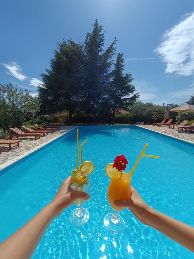 Hotel Holiday Buici  Buitenkant foto