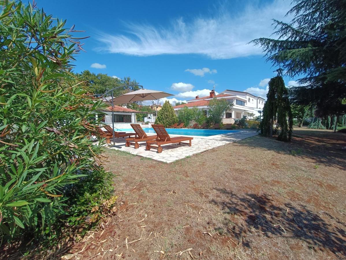 Hotel Holiday Buici  Buitenkant foto