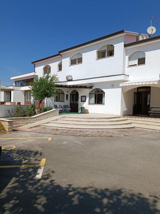 Hotel Holiday Buici  Buitenkant foto