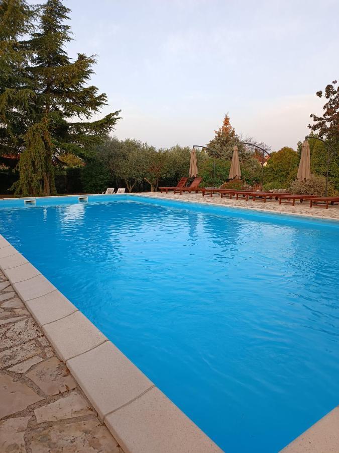 Hotel Holiday Buici  Buitenkant foto