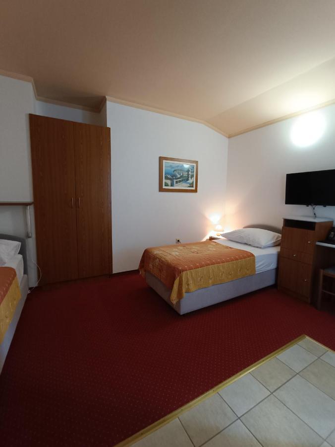 Hotel Holiday Buici  Buitenkant foto