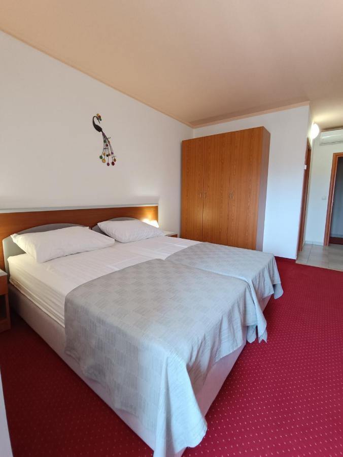 Hotel Holiday Buici  Buitenkant foto