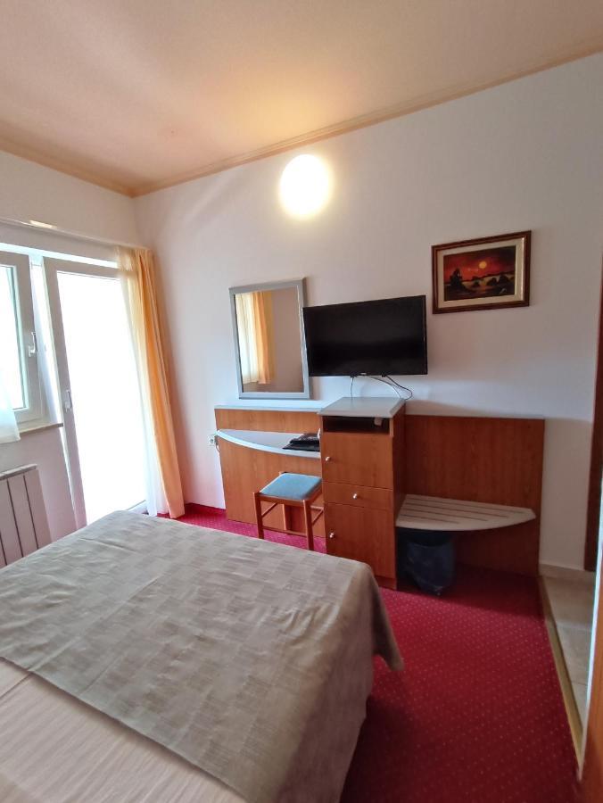 Hotel Holiday Buici  Buitenkant foto